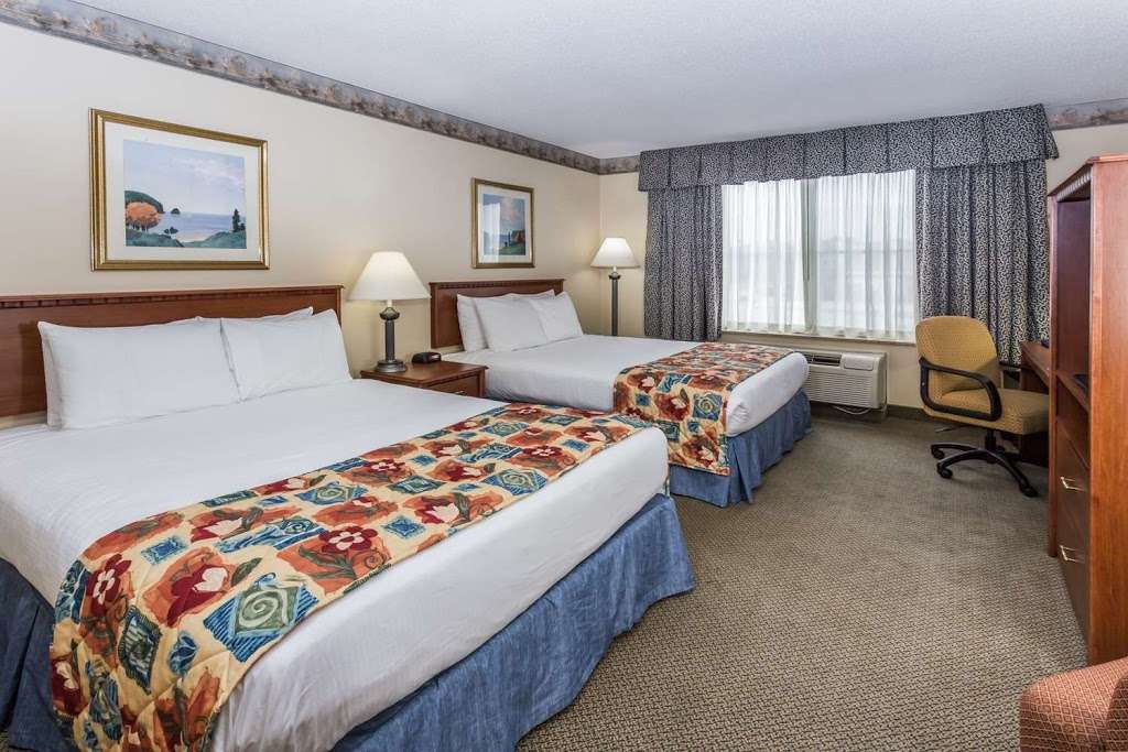 Baymont by Wyndham Waterford/Burlington WI | 750 Fox Ln, Waterford, WI 53185, USA | Phone: (262) 534-4100