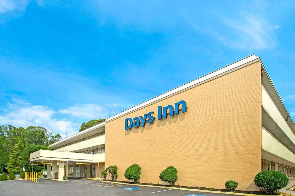 Days Inn by Wyndham Alexandria South | Interstate 95, 6100 Richmond Hwy, Alexandria, VA 22303 | Phone: (703) 329-0500