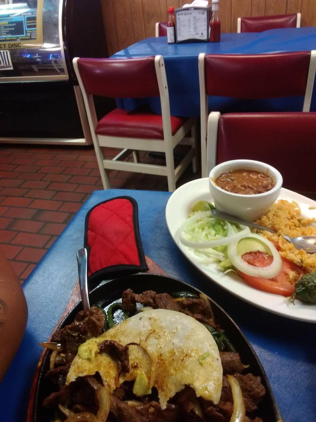 Mariscos La Reyna | 3349 W Illinois Ave, Dallas, TX 75211, USA | Phone: (214) 339-8630