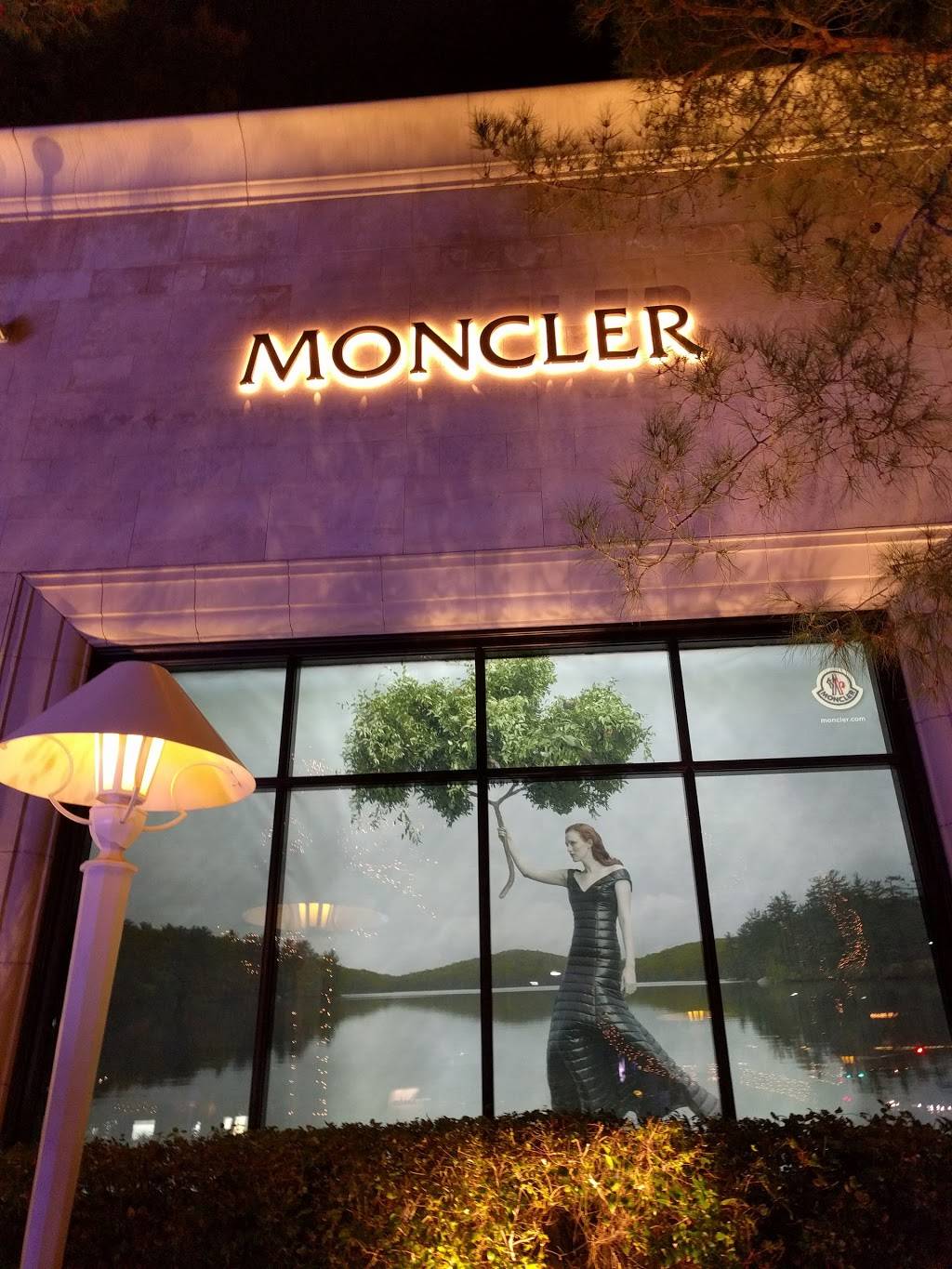 Moncler | 3500 Las Vegas Blvd S Suite C02, Las Vegas, NV 89109, USA | Phone: (702) 323-7129