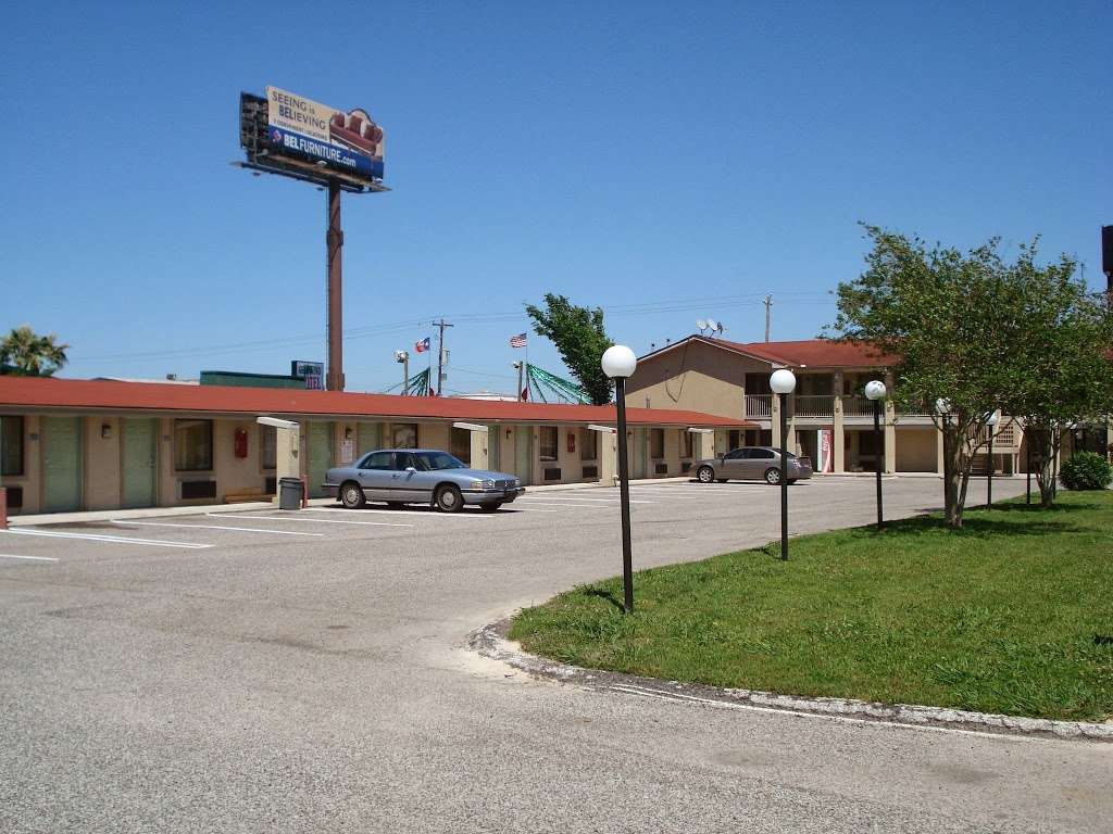 Deluxe Inn Motel | 8505 North Fwy, Houston, TX 77037, USA | Phone: (281) 447-3437