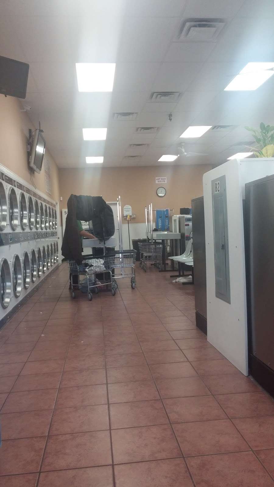 Wash and Go Laundry Mat | 17602 Kelly Blvd #100, Dallas, TX 75287, USA | Phone: (972) 862-3832