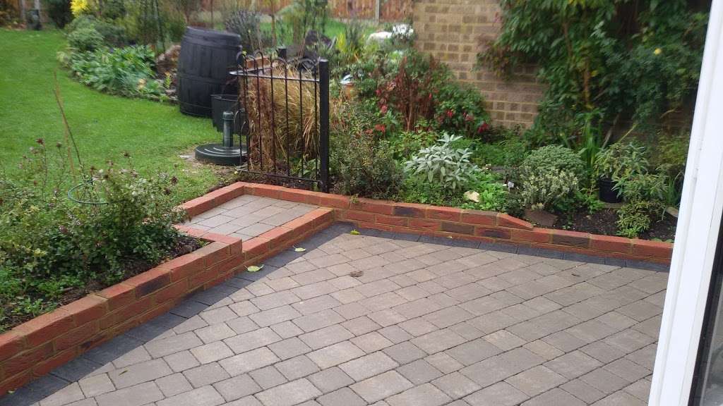 MC LANDSCAPERS IN ESSEX | 173 Coxtie Green Rd, Brentwood CM14 5PX, UK | Phone: 07442 808109