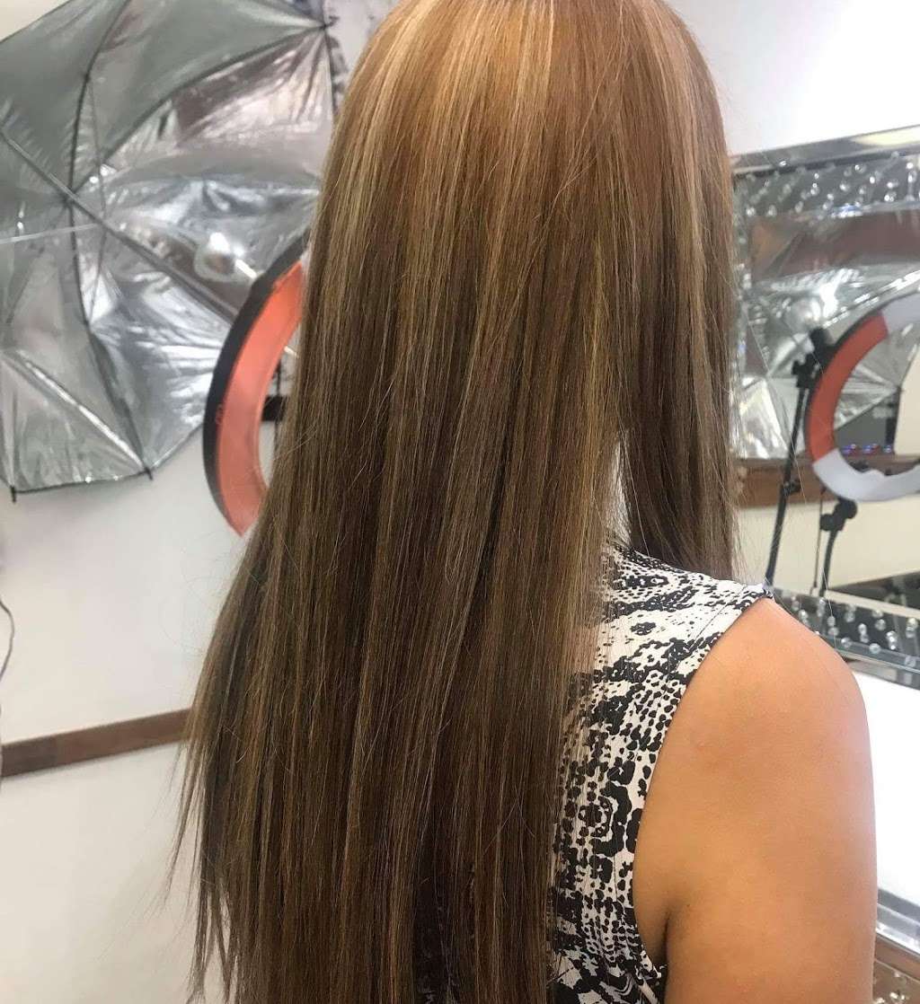 Hair color artist Martínez | Irving, TX | Phone: (469) 734-2444