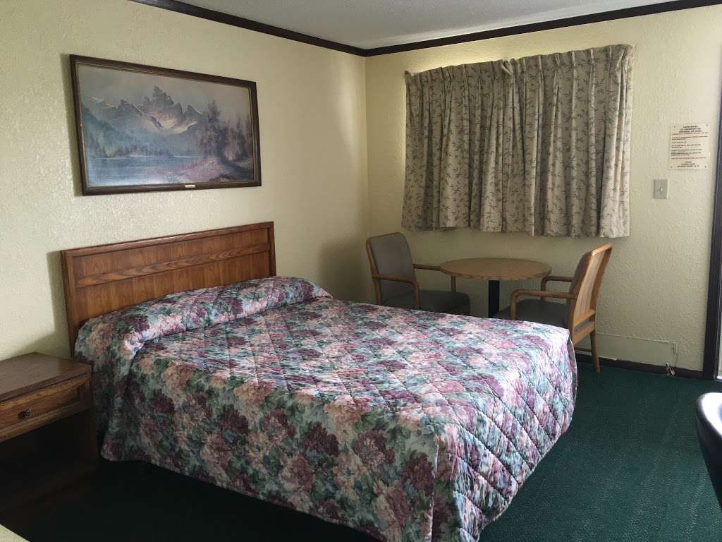 Capri Motel | 1311 Roseport Rd, Wathena, KS 66090, USA | Phone: (913) 365-0209