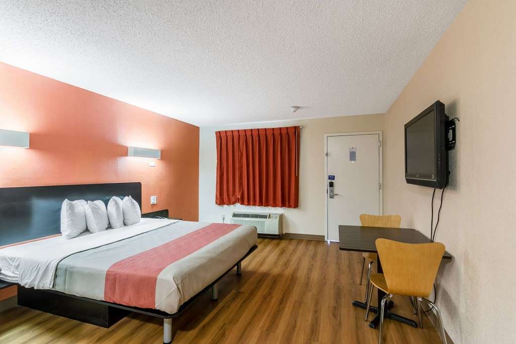 Motel 6 New Brunswick NJ | 26 US-1, New Brunswick, NJ 08901, USA | Phone: (732) 828-8001