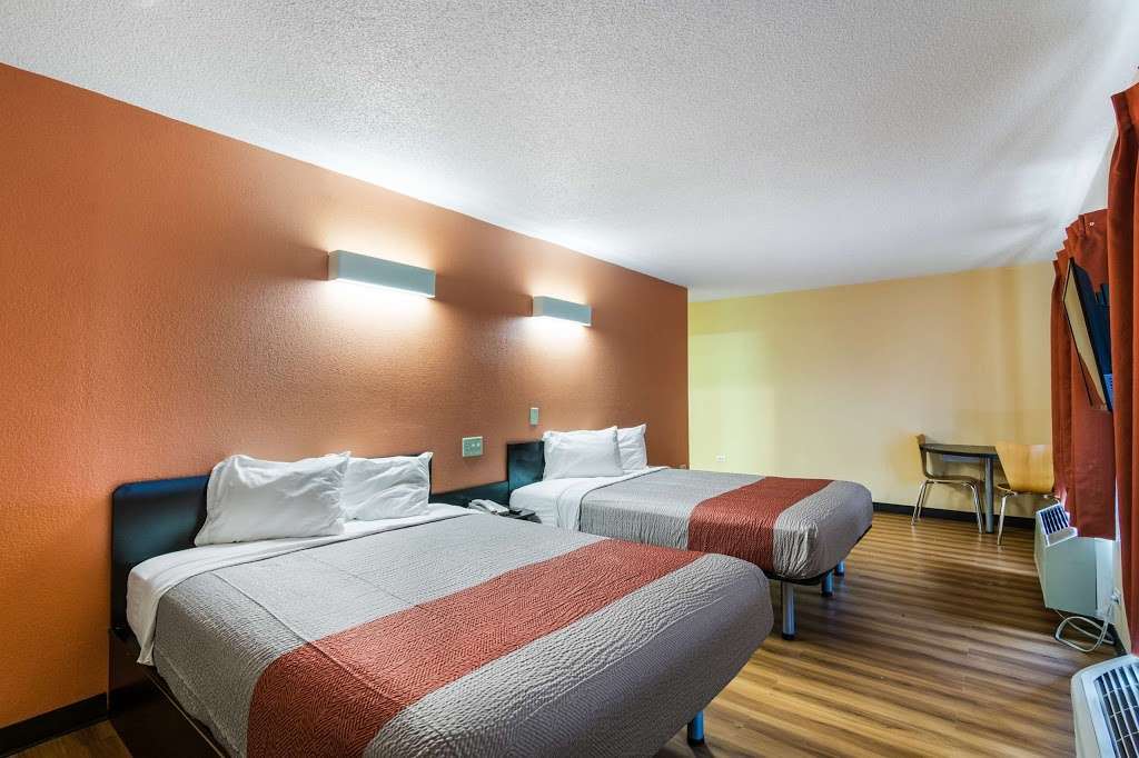 Motel 6 Libertyville, IL | 1809 N Milwaukee Ave, Libertyville, IL 60048, USA | Phone: (847) 816-8006