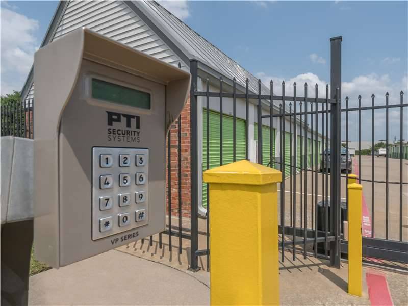 Extra Space Storage | 2750 N Hwy 360, Grand Prairie, TX 75050, USA | Phone: (972) 641-2555