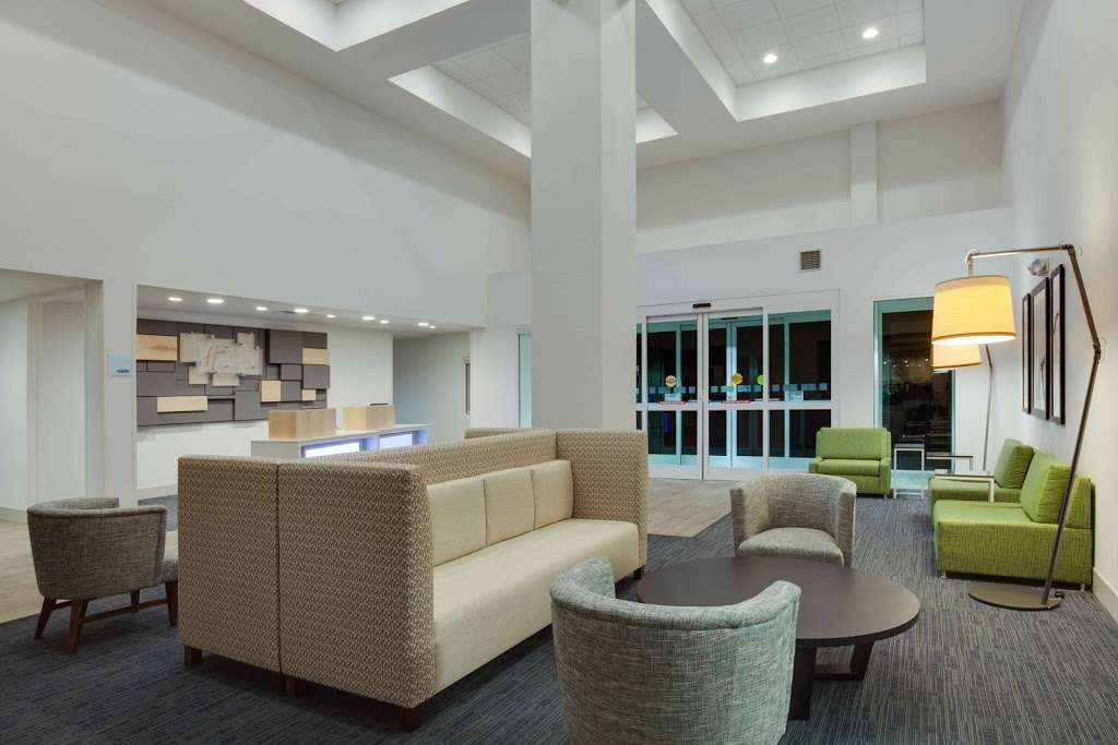 Holiday Inn Express & Suites Orlando International Airport | 7900 S Conway Rd, Orlando, FL 32812, USA | Phone: (407) 581-7900