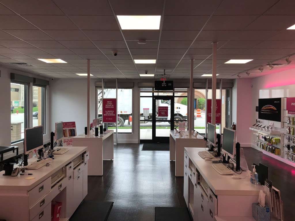 T-Mobile | 2210 W Wisconsin Ave unit b, Milwaukee, WI 53233, USA | Phone: (414) 982-4298