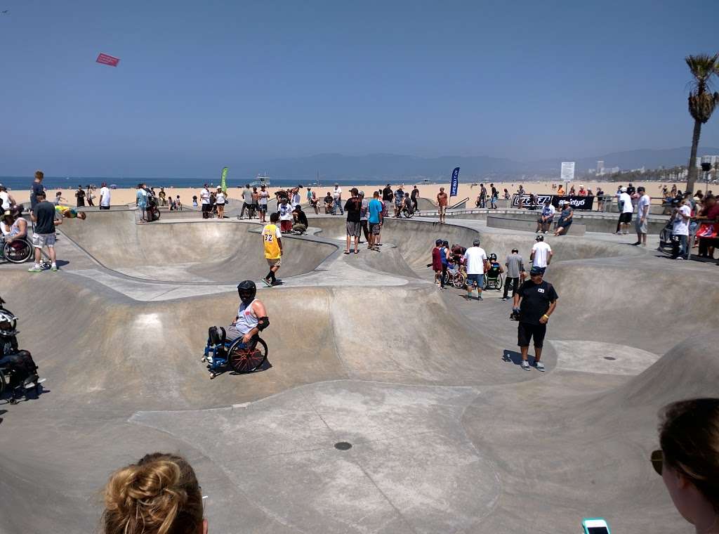 Kapowui surf lessons Santa Monica Venice beach | 300 Ocean Front Walk, Venice, CA 90291, USA | Phone: (310) 985-4577