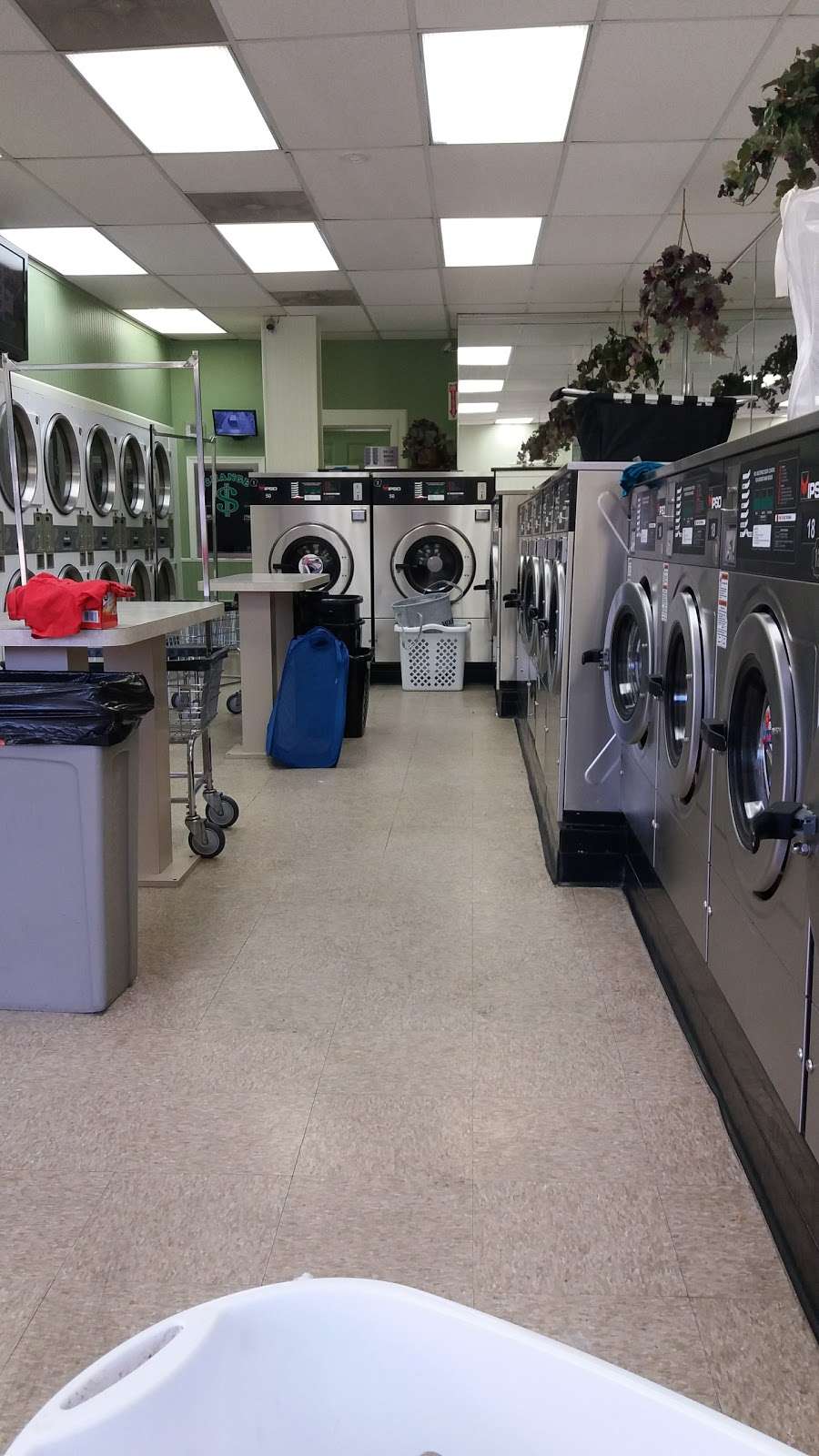 Spot Laundromats-Robinwood Drive | 11357 Robinwood Dr, Hagerstown, MD 21742, USA | Phone: (866) 682-7768