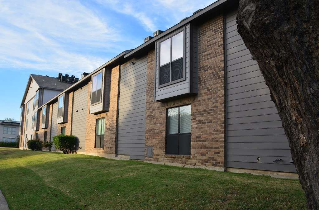 Lakewood on Henderson Apartments | 200 N Henderson Ave, Dallas, TX 75214, USA | Phone: (214) 370-3386