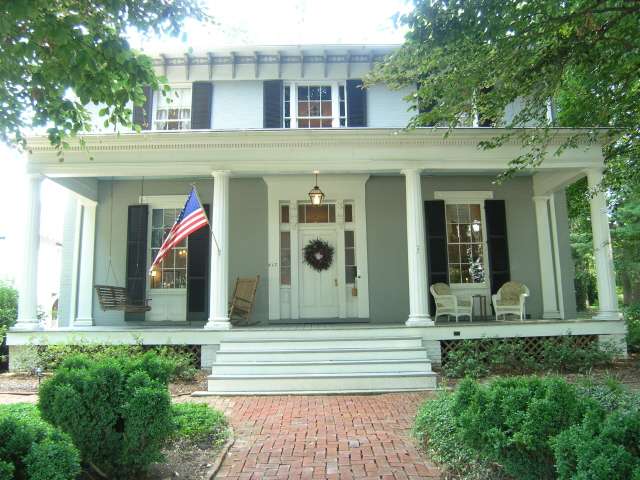 The Carriage Inn Bed and Breakfast | 417 E Washington St, Charles Town, WV 25414, USA | Phone: (304) 728-8003