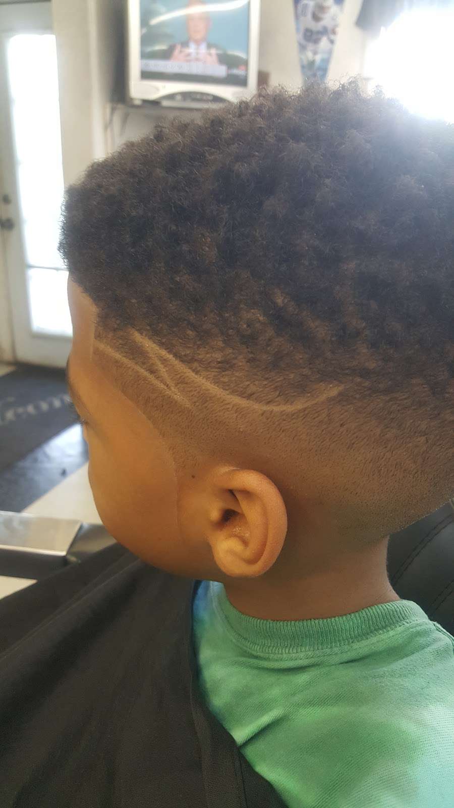 Tinsleys Barber & Beauty Sln | 122 Newbold St, Lincolnton, NC 28092, USA | Phone: (704) 736-9010