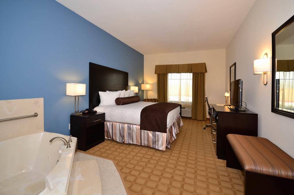 Best Western Plus Lytle Inn & Suites | 19876 Interstate 35 Access Rd, Lytle, TX 78052, USA | Phone: (830) 772-4949