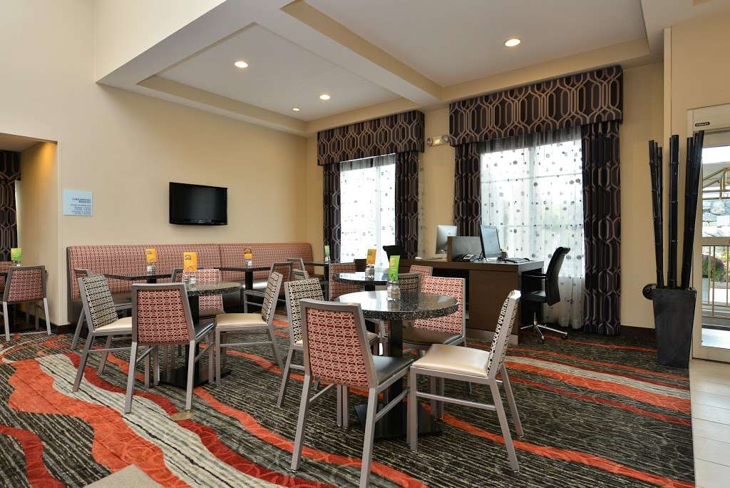 Holiday Inn Express Boston-Milford | 50 Fortune Blvd, Milford, MA 01757, USA | Phone: (508) 634-1054