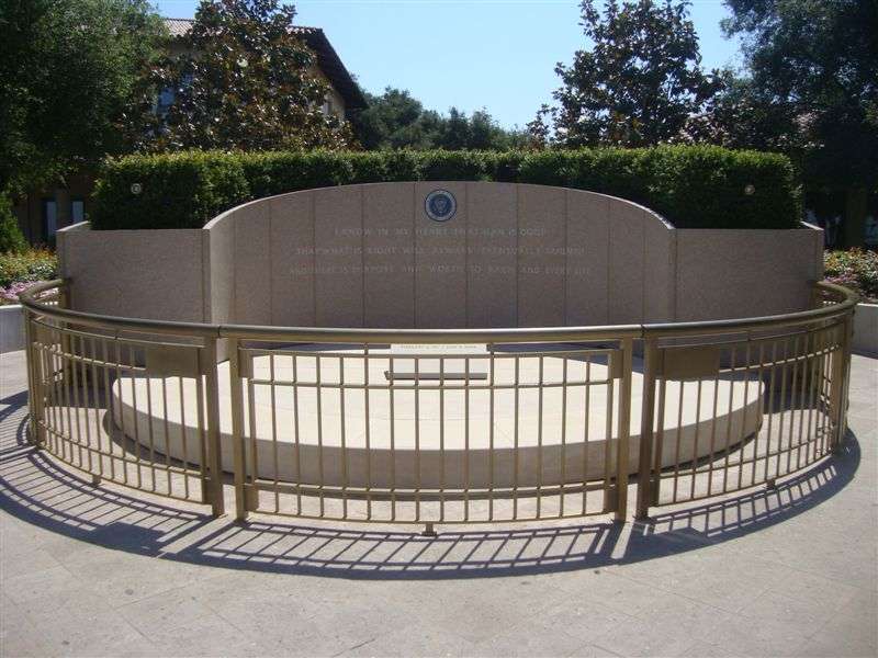 Ronald Reagan Gravesite | 40 Presidential Dr, Simi Valley, CA 93065, USA | Phone: (805) 522-2977