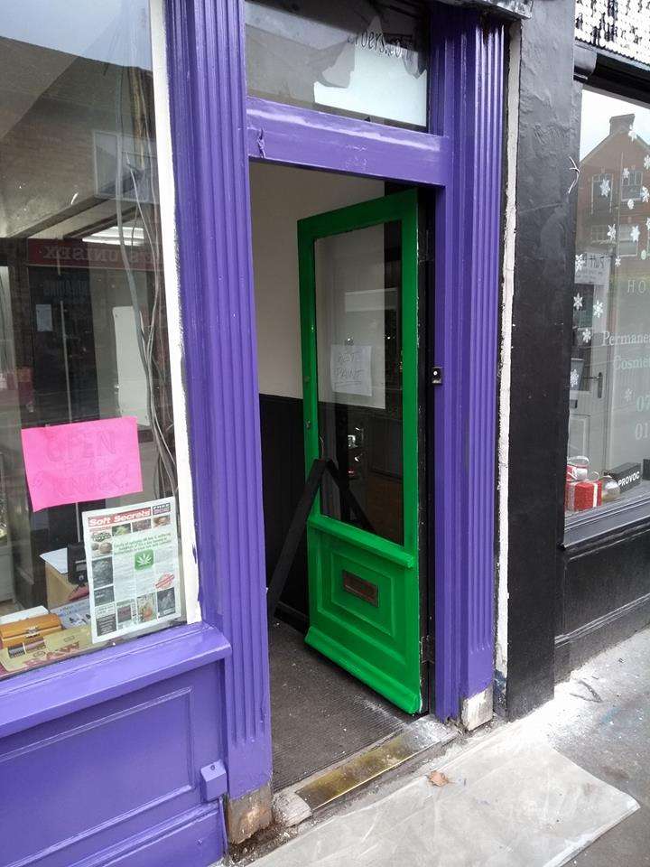 One Love Shop and Munchies Café | 24 Highbridge St, Waltham Abbey EN9 1BS, UK | Phone: 07951 525576