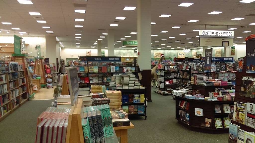 Barnes & Noble | The Derby Street Shoppes, 96 Derby St Suite 300, Hingham, MA 02043 | Phone: (781) 749-3319