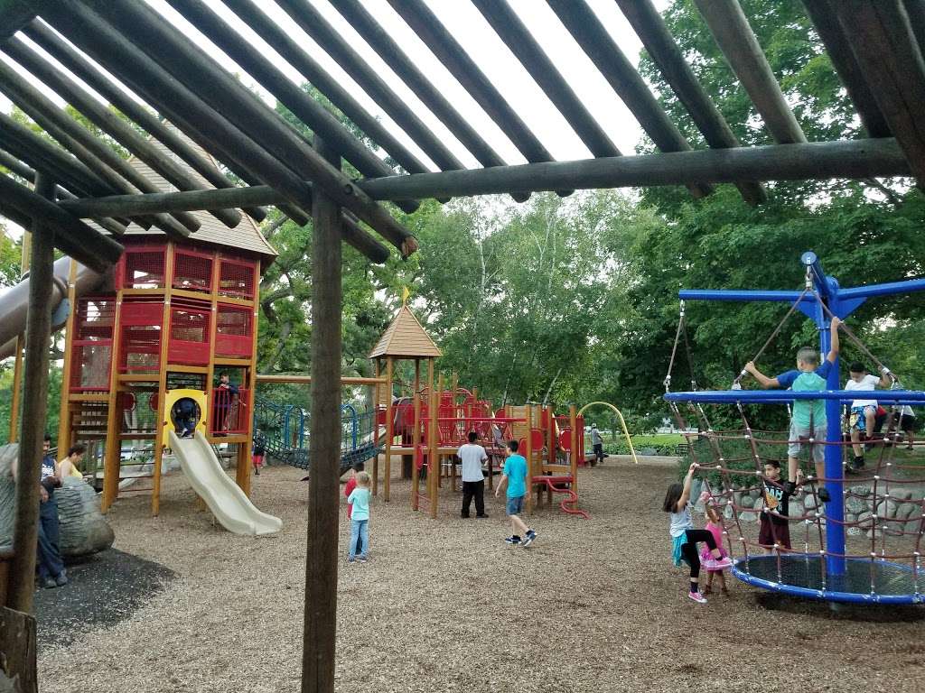 Bowen Park | 1800 N Sheridan Rd, Waukegan, IL 60085, USA | Phone: (847) 360-4725