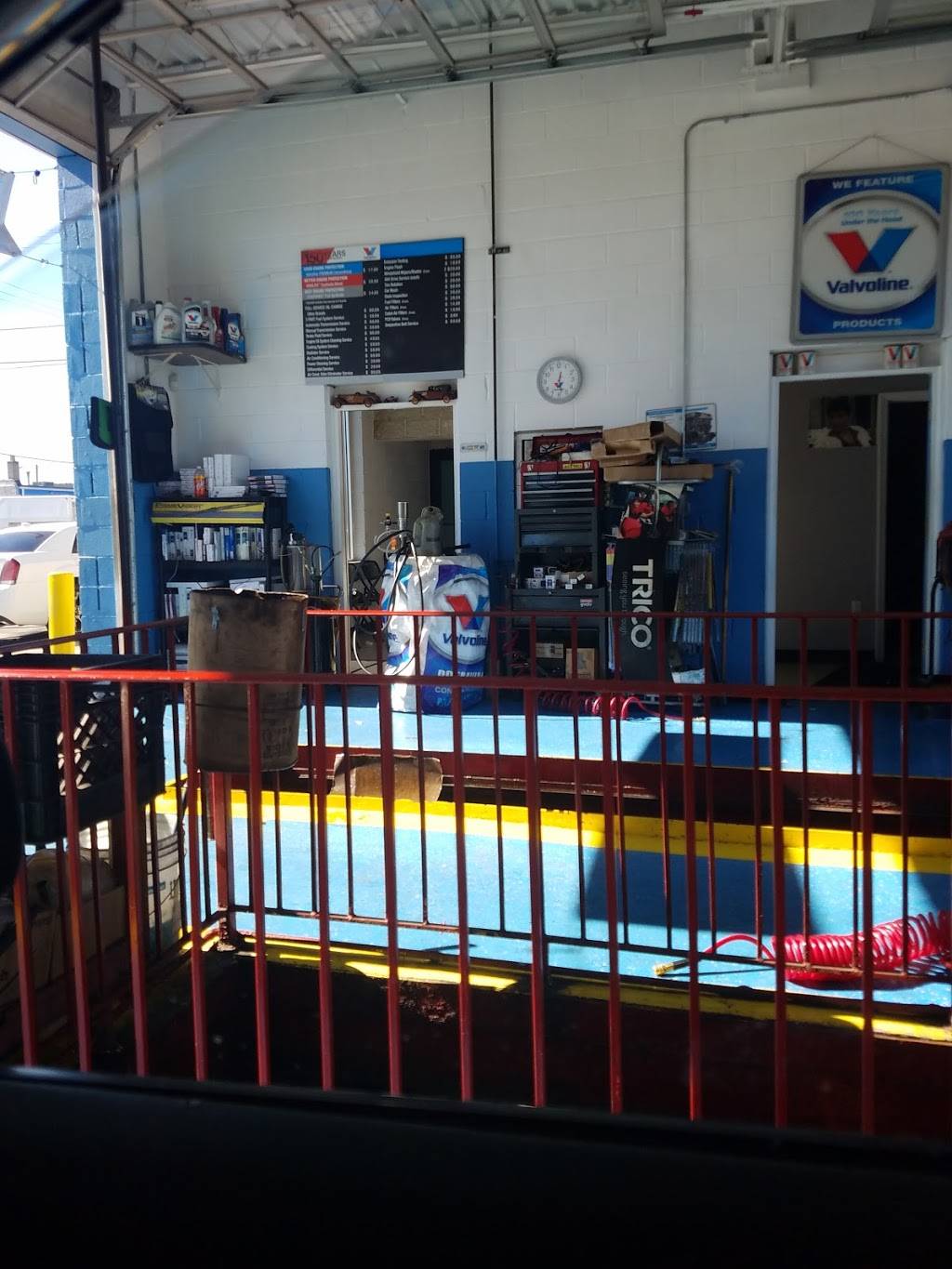 70S QUiCK LUBE VALVOLINE | 20827 John R Rd, Hazel Park, MI 48030, USA | Phone: (248) 547-4114