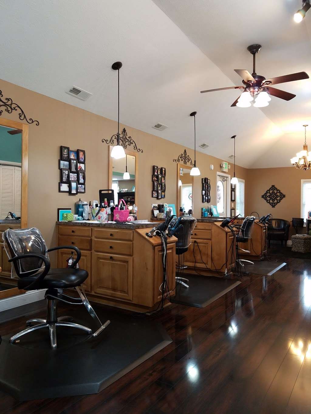 Mane Attraction | 1215 S Miller St, Shelbyville, IN 46176, USA | Phone: (317) 392-6263