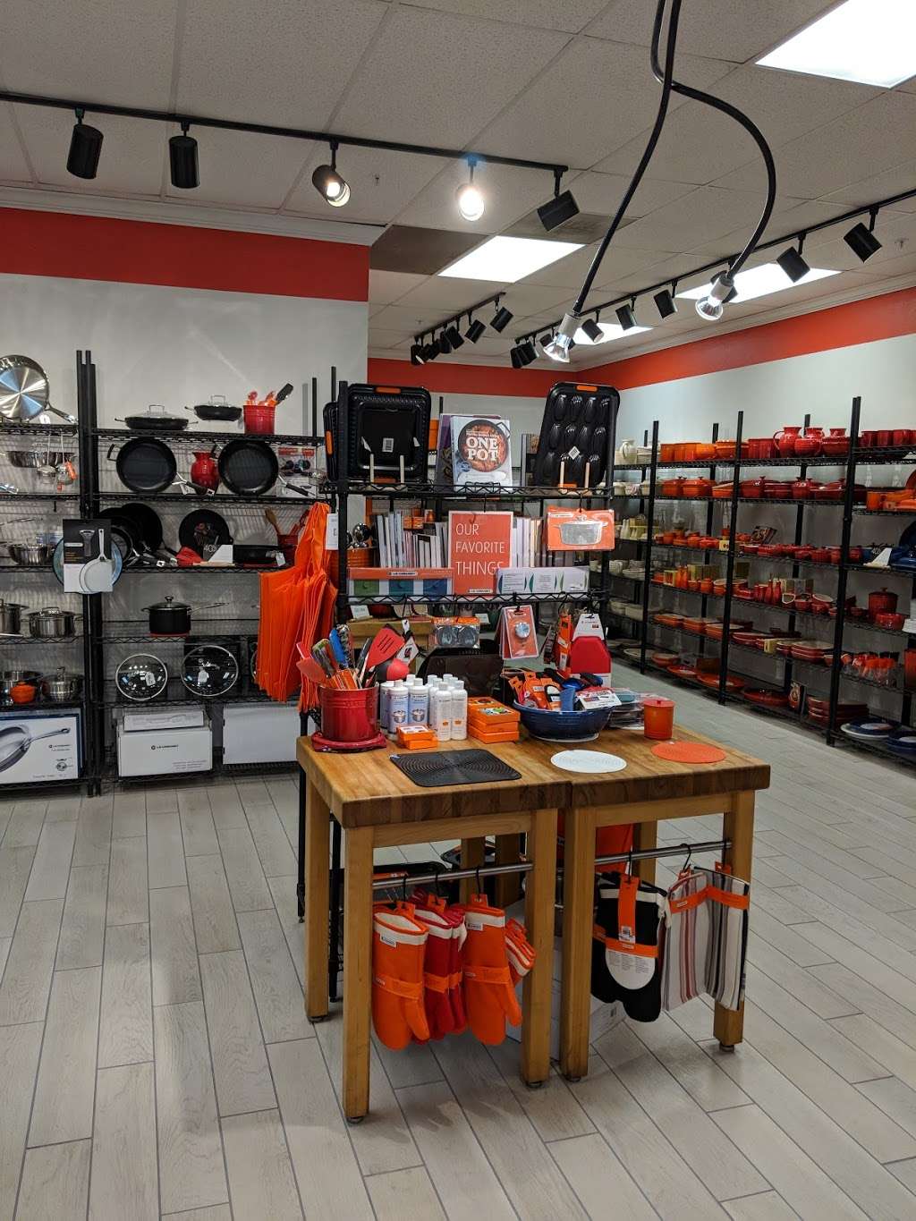 Le Creuset Outlet Store | 1 Outlet Blvd SUITE 667, Wrentham, MA 02093, USA | Phone: (508) 384-8502