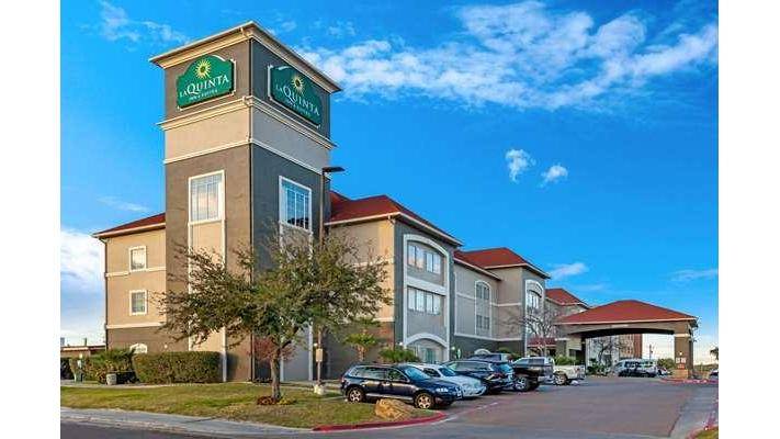 La Quinta Inn & Suites by Wyndham Laredo Airport | 7220 Bob Bullock Loop, Laredo, TX 78041, USA | Phone: (956) 724-7222