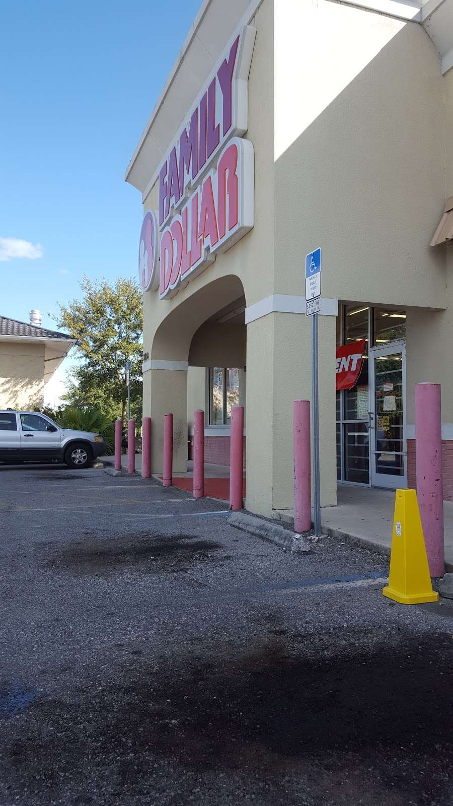 Family Dollar | 334 W Main St, Apopka, FL 32712 | Phone: (407) 464-0211