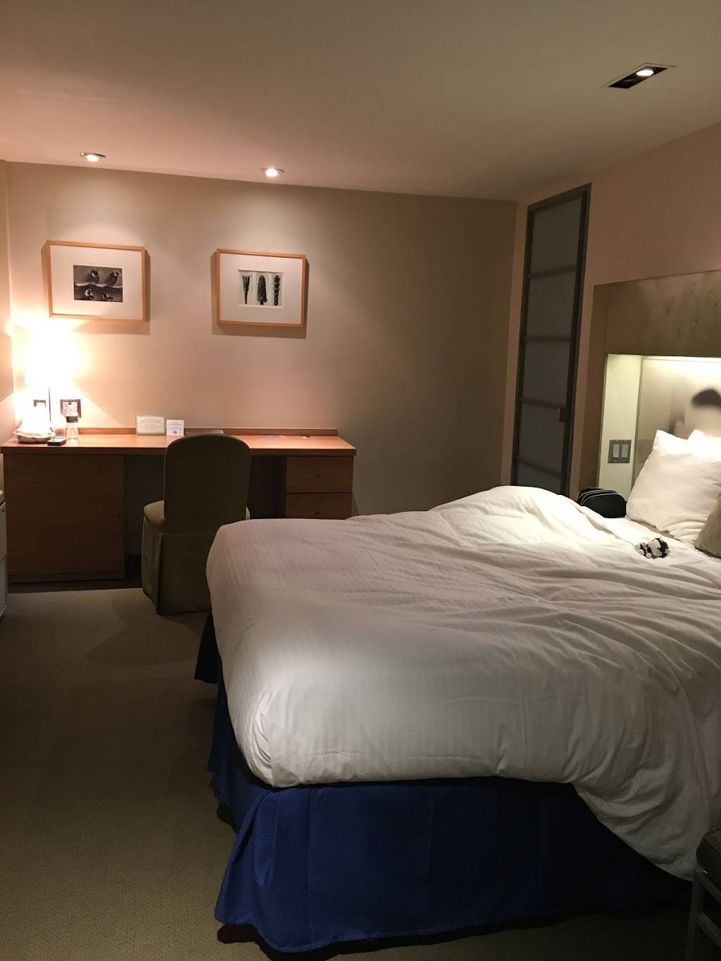 Shoreham Hotel | 33 W 55th St, New York, NY 10019, USA | Phone: (212) 247-6700