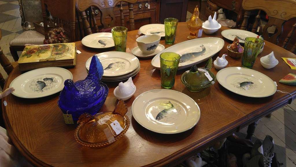 Antiquing Brazoria County Co-op store | 6882, 1004 Hwy 6, Alvin, TX 77511, USA | Phone: (979) 799-6940
