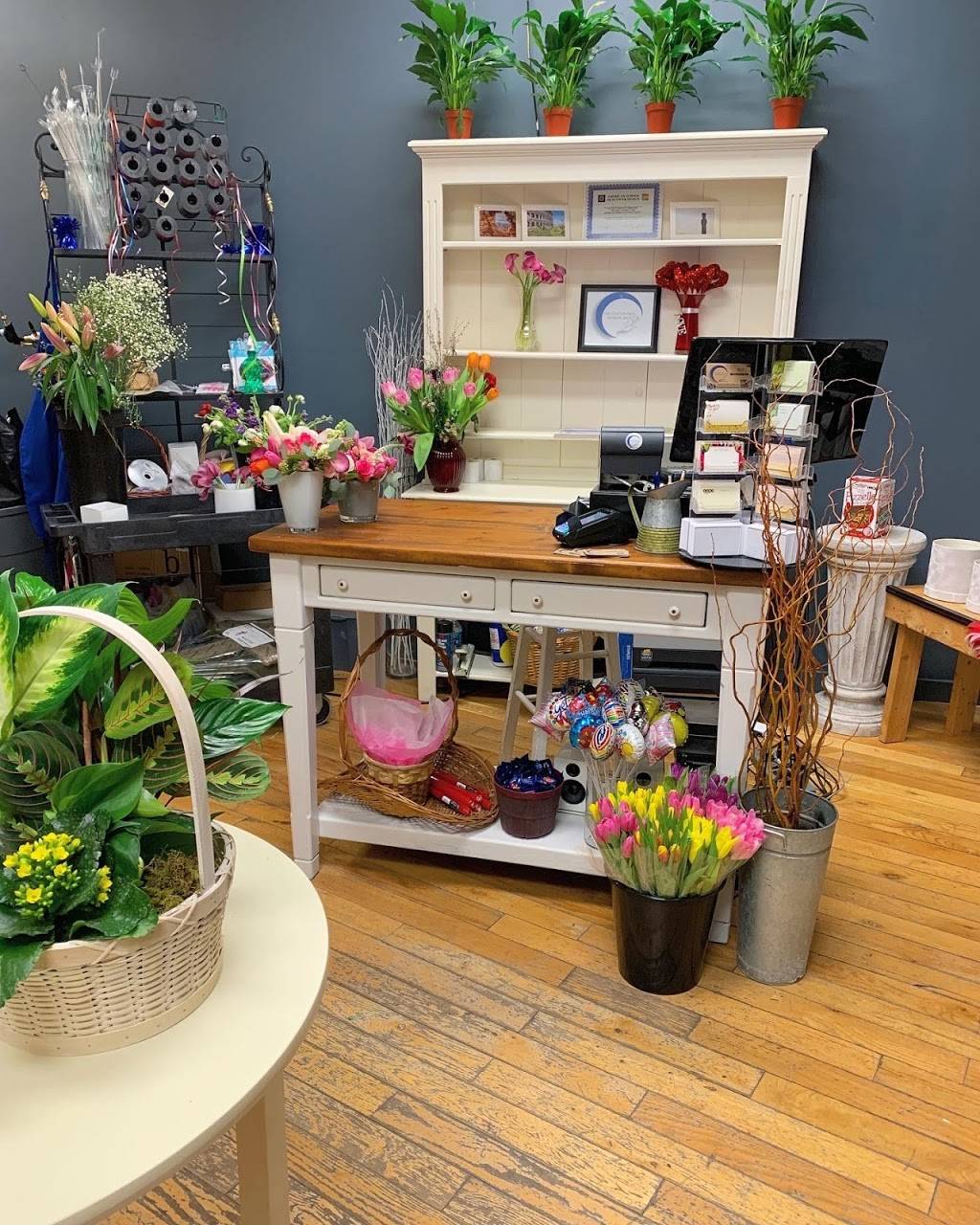 The Centerpiece Flower Shop | 2051 Centre St, West Roxbury, MA 02132, USA | Phone: (617) 323-6262