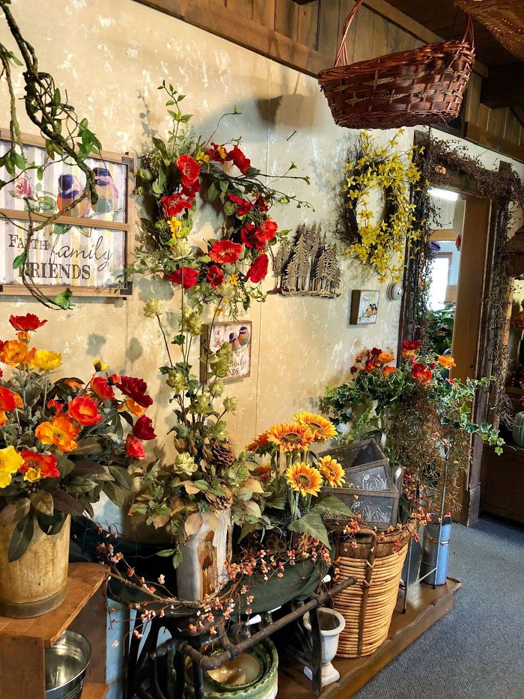 Floral Villa Flowers & Gifts | 208 S Wisconsin St, Whitewater, WI 53190, USA | Phone: (262) 473-6444