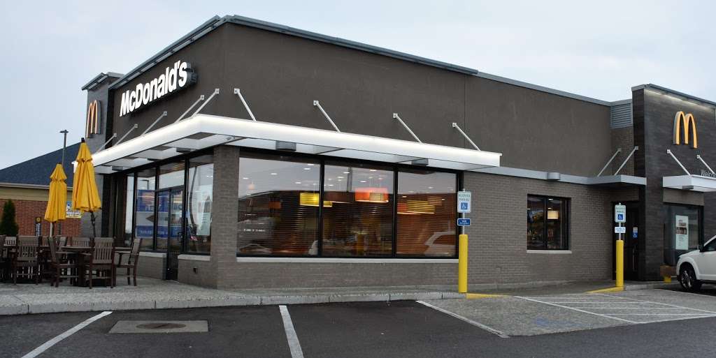 McDonalds | 1244 Geneva St, Delavan, WI 53115, USA | Phone: (262) 728-8101