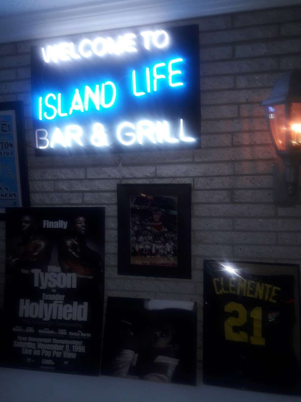Island life sports bar & grill | 763 White Horse Pike, Atco, NJ 08004, USA | Phone: (856) 846-2919