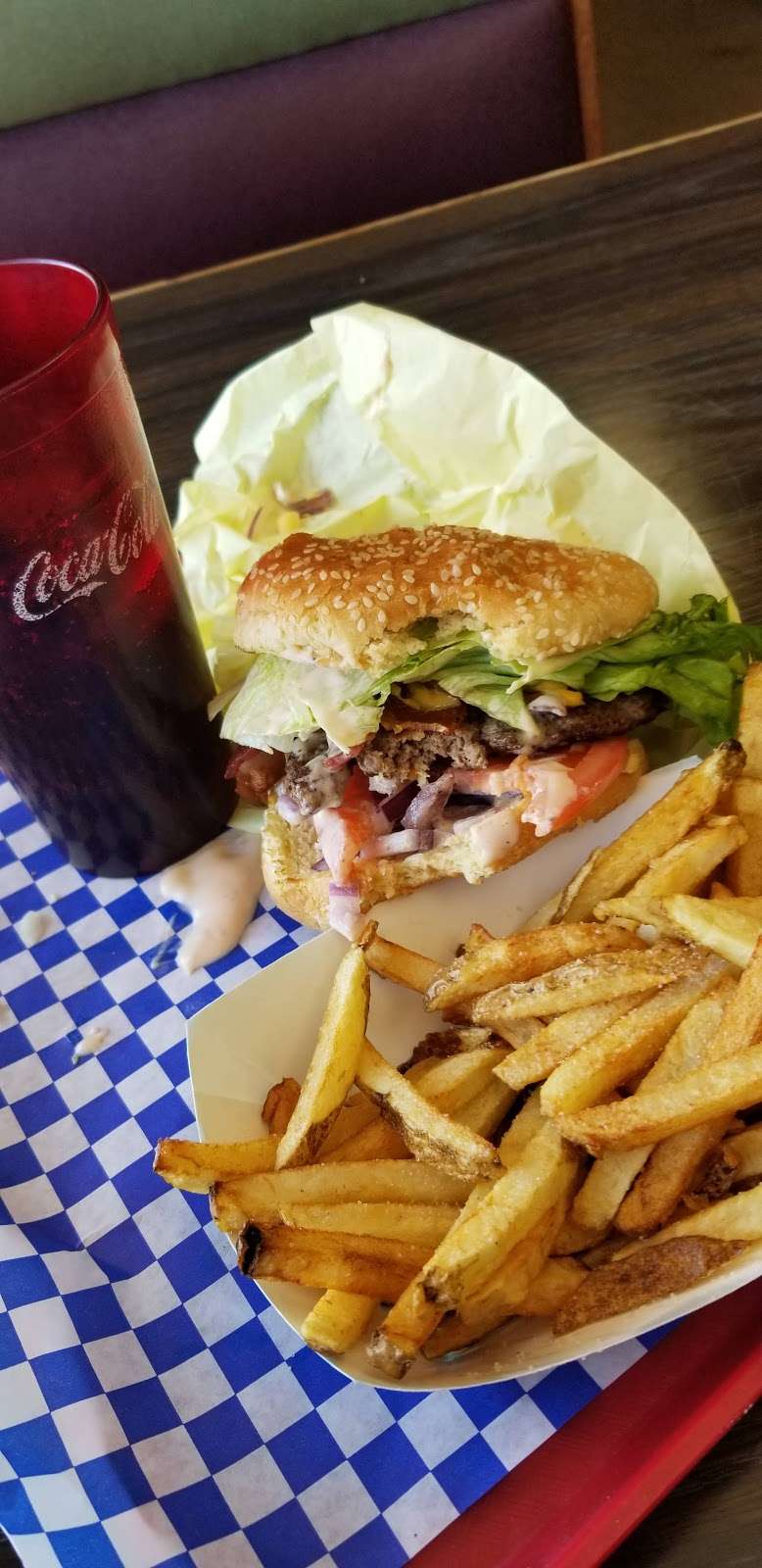 Maxwells Burgers Fresh Salads | 17772 Wika Rd, Apple Valley, CA 92307, USA | Phone: (760) 242-5504