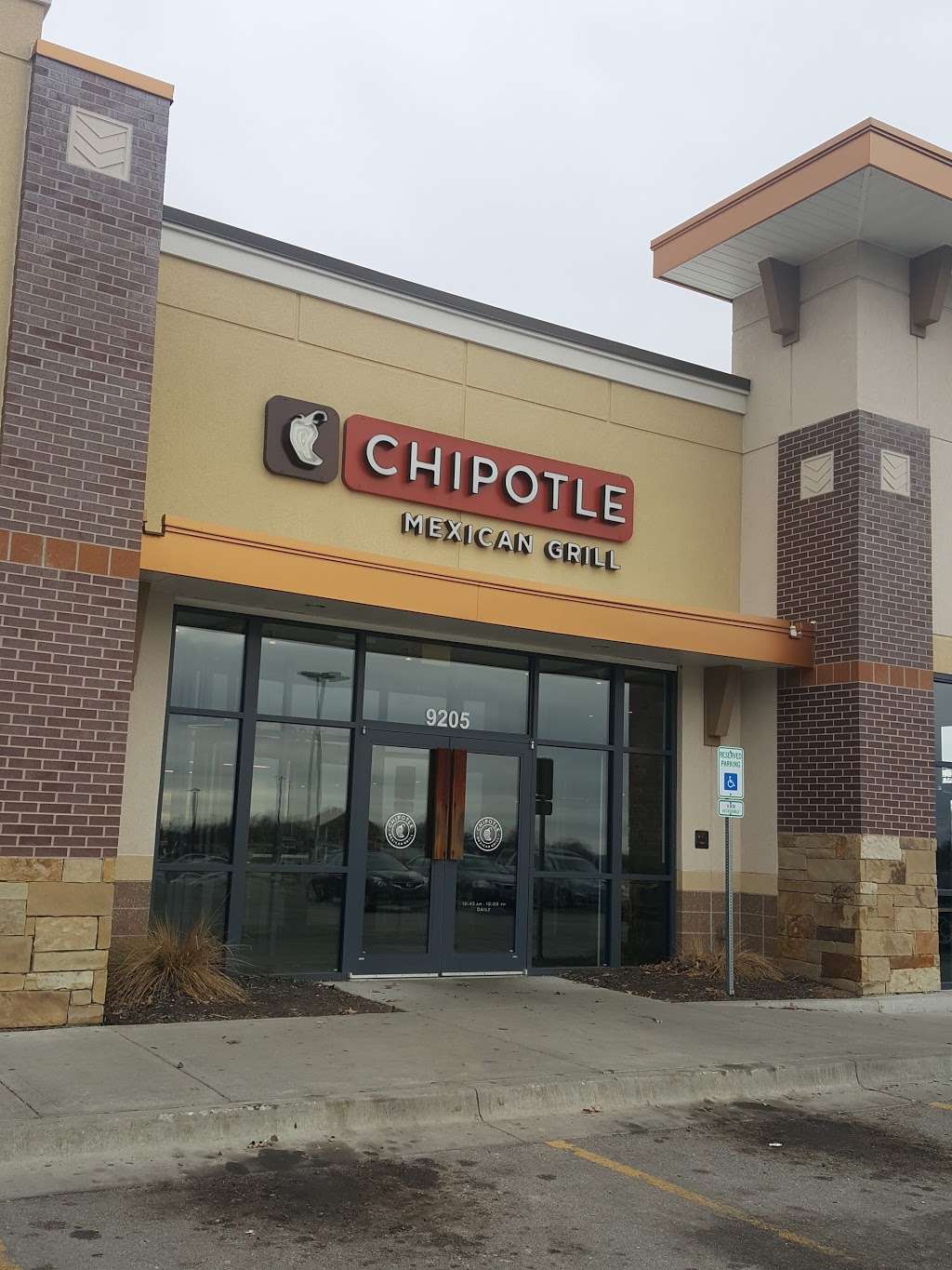 Chipotle Mexican Grill | 9205 E State Rte 350, Raytown, MO 64133 | Phone: (816) 743-0284