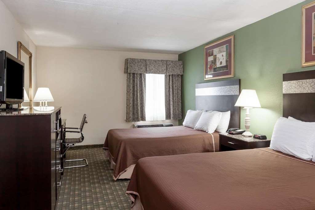 Howard Johnson Hotel by Wyndham Newark Airport | 20 Frontage Rd, Newark, NJ 07114, USA | Phone: (973) 536-0482