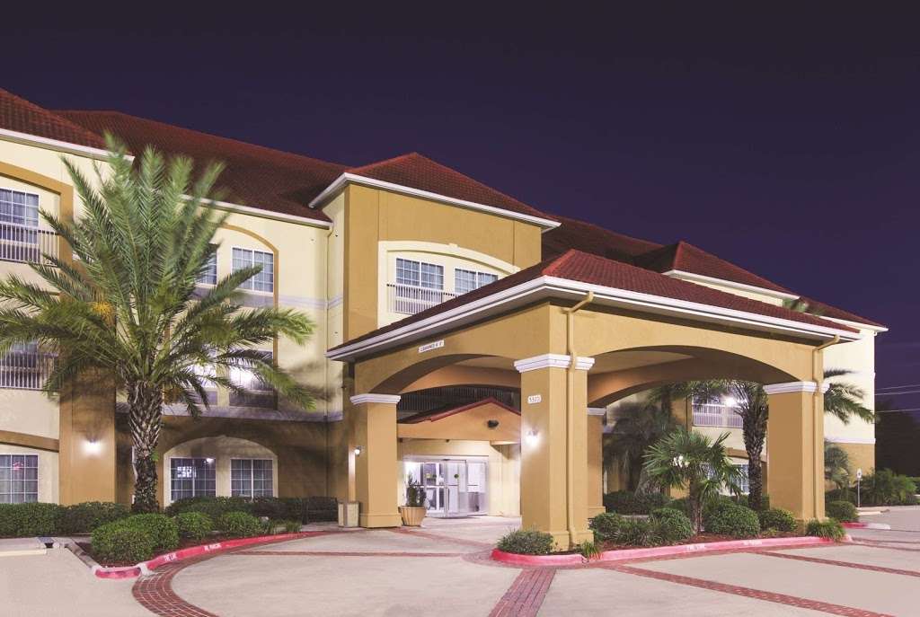 La Quinta Inn & Suites by Wyndham Bay City | 5300 7th St, Bay City, TX 77414, USA | Phone: (979) 323-9095