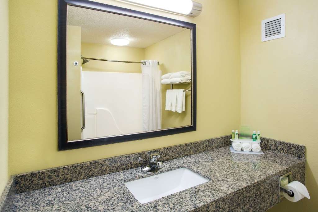 Holiday Inn Express & Suites Martinsville-Bloomington Area | 2233 Burton Ln, Martinsville, IN 46151 | Phone: (765) 813-3999