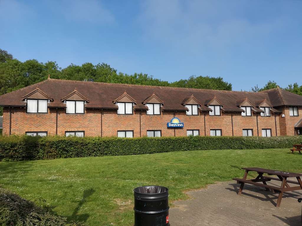 Days Inn Sevenoaks Clacket Lane | Roadchef Motorway Svc Area, Tatsfield, Westerham TN16 2ER, UK | Phone: 0844 225 0772