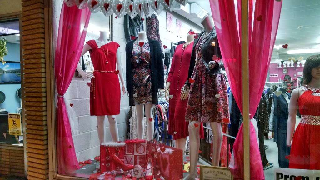 The Ladies Room Consignment Boutique | 410 S Main St, Lombard, IL 60148 | Phone: (630) 613-9593