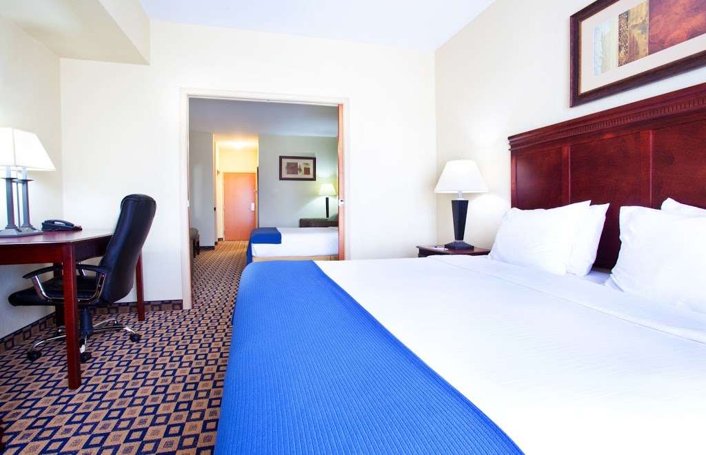 Holiday Inn Express & Suites Chicago North-Waukegan-Gurnee | 611 Lakehurst Rd, Waukegan, IL 60085, USA | Phone: (847) 473-4400