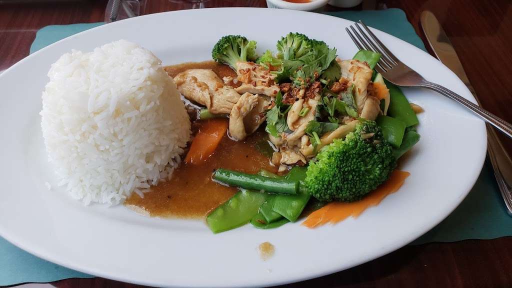 Thai Berry Kitchen | 440 Main St, Monroe, CT 06468, USA | Phone: (203) 261-6611