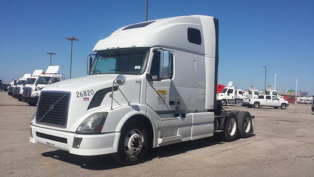 SelecTrucks of Houston LLC | 10011 N Loop E Fwy, Houston, TX 77029, USA | Phone: (713) 674-0000