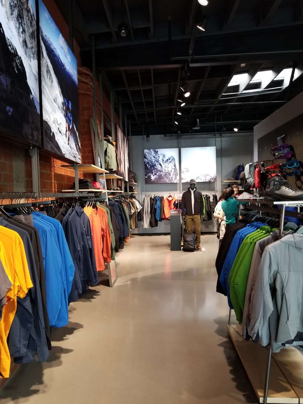 Arcteryx La Brea | 159 South La Brea Ave, Los Angeles, CA 90036 | Phone: (323) 933-3270