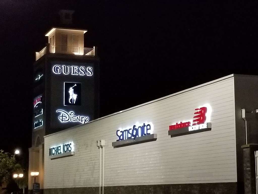 GUESS Factory | 80 Premium Outlets Blvd Ste 329, Merrimack, NH 03054 | Phone: (603) 424-7241