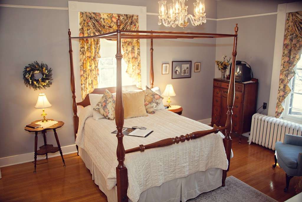 The Carriage Inn Bed and Breakfast | 417 E Washington St, Charles Town, WV 25414, USA | Phone: (304) 728-8003