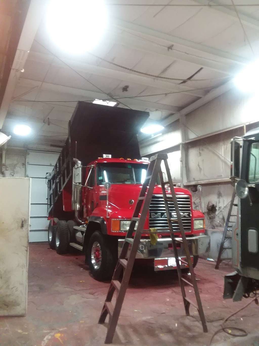 M & R Truck & Equipment Refinish | 1058 Bedford St, Whitman, MA 02382, USA | Phone: (781) 447-4571
